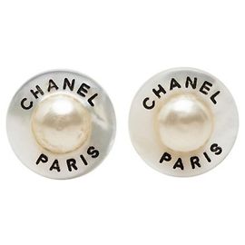 Orecchini a clip Chanel placcati oro con perla sintetica