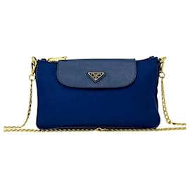 Borsa a tracolla Prada con logo triangolare e catena