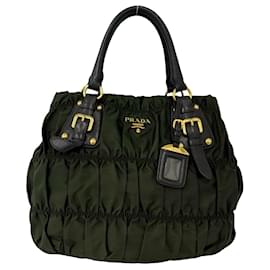 Prada Tessuto Handtasche aus gerafftem Nylon und Leder