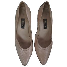 Bally Zapatos de Salón Cuero Acolchado Beige con Cadena