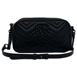 Bolso de hombro mini de piel acolchada GUCCI GG Marmont con herrajes de logotipo