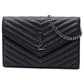 Portafoglio a busta con catena Saint Laurent in pelle di pecora nera a chevron con borchie monogramma
