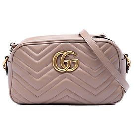 Gucci Small GG Marmont Crossbody aus gestepptem Leder in Braun