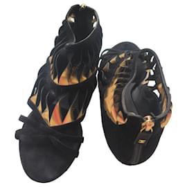 Sandali Chanel in camoscio nero e dettagli dorati