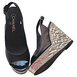 Chanel Sandali con Zeppa in Pelle Nera e Argento