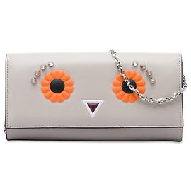 Borsa crossbody Fendi in pelle beige con borchie Faces e catena