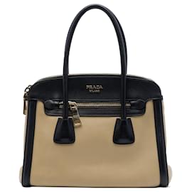 Borsa Tote Convertibile Prada in Nappa con Rifiniture Saffiano Nera