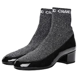 Stivaletti a calzino Chanel in pelle verniciata e maglia glitterata
