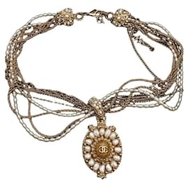 Collana Chanel a più fili di perle con pendente logo CC