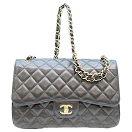 Borsa a tracolla Chanel in pelle caviar nera