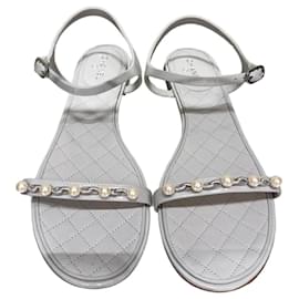 NWOB Chanel Sandali bianchi in vernice con catena di perle Sz.41 Usato