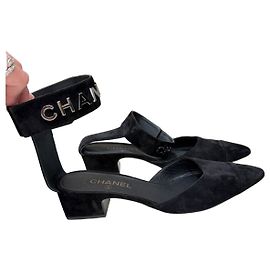 Décolleté con cinturino CC Chanel in camoscio nero Taglia 41C Usato