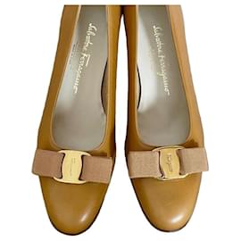 Salvatore Ferragamo Vara Bow Pumps - Camel