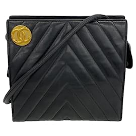 Borsa a tracolla Chanel in pelle d'agnello nera