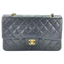 Borsa a tracolla Chanel Matelassé Classic Flap con catena - Black