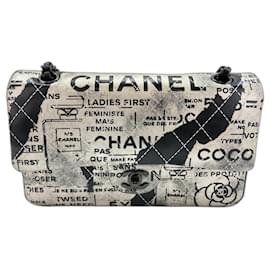 Bolso de hombro Chanel Classic Flap con estampado de logotipo de periódico y patrón de graffiti