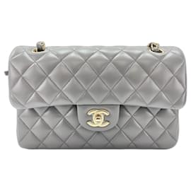 Borsa a tracolla Chanel Matelassé in grigio