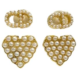 Orecchini Dior placcati in oro con logo CD, cuore in perle sintetiche e chiusura a pressione