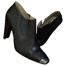 Botines de cuero negro Christian Dior con puntera metálica