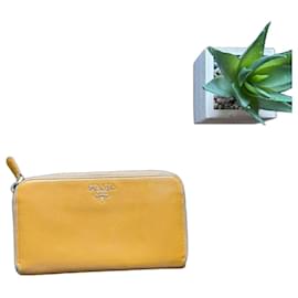 Billetera Prada de cuero Saffiano amarillo