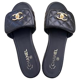 Mules Chanel matelassé in pelle nera