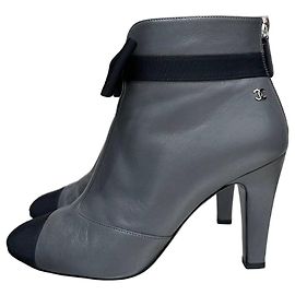 Chanel Stiefeletten aus grauem Leder Sz.37.5 gebraucht