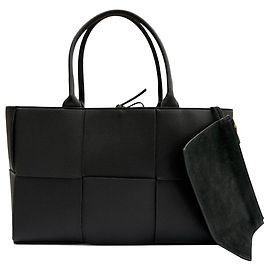Bottega Veneta Bolso Tote Maxi Intrecciato Arco de piel de becerro granulada negro Medium