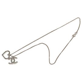 Collar con colgante de corazón de latón CC plateado Chanel
