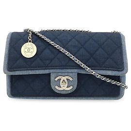 Borsa a tracolla Chanel Medallion Matelassé in denim