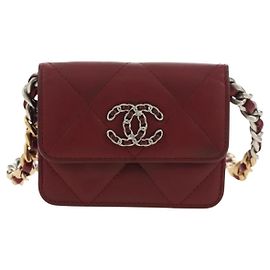 Chanel 19 Wallet on Chain in pelle di agnello matelassé