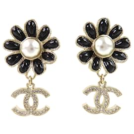 Pendientes Chanel CC chapados en oro con strass, esmalte y perlas artificiales en forma de flor, cierre de presión