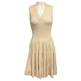 Alaïa Alaia ärmelloses V-Ausschnitt ausgestelltes Wollstrickkleid in Creme texturiert