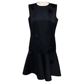 Vestido de cóctel sin mangas de satén con cuentas negras Akris Punto