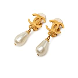 Orecchini a clip Chanel Gold CC placcati in oro con perle sintetiche