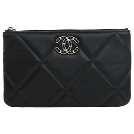 Bolso Chanel 19 O Case Small de piel de cordero negra