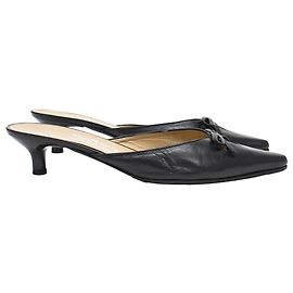 Salvatore Ferragamo Mules con tacco a punta e fiocco Ferragamo in pelle nera