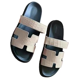 Hermès Izmir Sandali in pelle di coccodrillo beige
