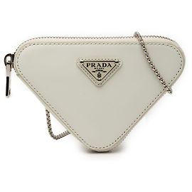 Borsa a tracolla Prada Mini in pelle spazzolata bianca con catena e logo triangolo