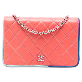 Borsa crossbody Chanel CC in pelle d'agnello matelassé rosa con bordo multicolore, portafoglio con patta completa e catena