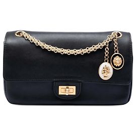 Bolso de hombro Chanel Reissue 2.55 Medallion Nude Double Flap 225 en piel de becerro negra