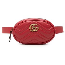 Gucci GG Marmont Gürteltasche aus gestepptem Leder in Rot
