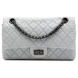 Bolso de hombro Chanel Reissue 2.55 Double Flap 225 de piel de becerro envejecida acolchada blanca