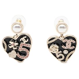 Orecchini a lobo Chanel CC placcati oro con perle sintetiche, strass e cuore in resina