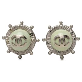 Orecchini a clip Chanel CC in ottone argentato, strass e perle finte a tema timone nautico