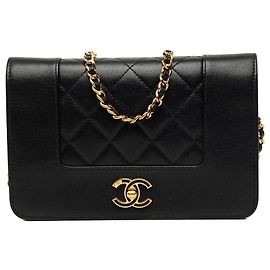 Borsa a tracolla Chanel Mademoiselle Wallet on Chain in pelle d'agnello matelassé nera