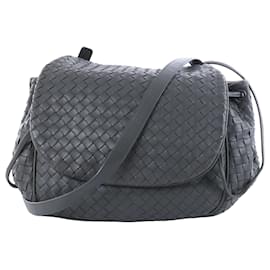 Bottega Veneta Crossbody-Tasche mit Klappe aus Intrecciato-Leder in Grau