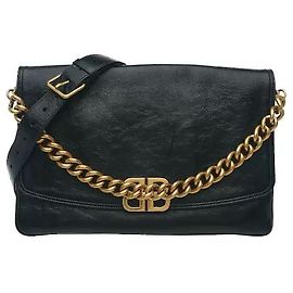 Balenciaga Un design che mette in risalto il materiale in pelle morbida e flessibile con chiusura turn-lock e dettagli logo in tono oro. Il modello a patta e la tracolla regolabile consentono sia il trasporto a spalla che crossbody, e