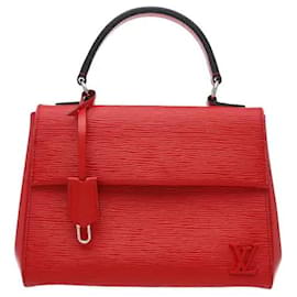 Louis Vuitton Il Cluny BB in pelle Epi, caratterizzato da un sottile motivo a onde, offre una silhouette pulita e un'aura elegante. Un robusto manico superiore permette lo styling a tote, e una tracolla rimovibile è utile per