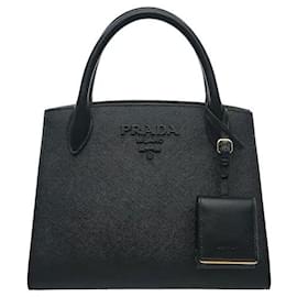 Una borsa a tracolla che sprigiona un'atmosfera sofisticata grazie all'armonia dei dettagli del logo monotono distintivo di Prada e alla robustezza della pelle Saffiano. Il Saffiano con motivo cross-hatch