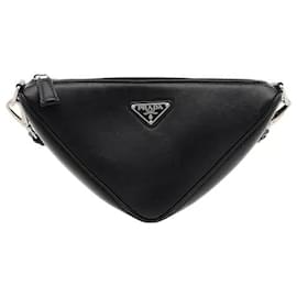 La silhouette iconica del logo triangolare di Prada è reinterpretata in chiave moderna per un design tridimensionale e sensuale. Realizzato in un materiale leggero ma estremamente resistente, è immune ai graffi quotidiani.